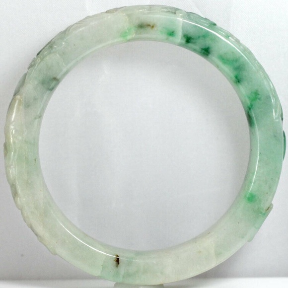 VINTAGE JADE GREEN WHITE GREY CARVED BAT FRUIT 12MM FLAT BANGLE BRACELET - Picture 2 of 9